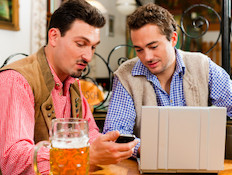 שני גברים יושבים ומסתכלים במחשב נייד (צילום: kzenon, Istock)