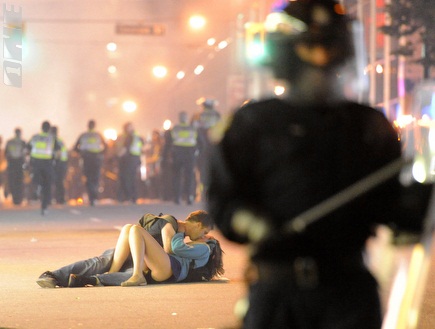 הנשיקה מהמהומות בוונקובר. זה האוהד שפוטר? (רויטרס) (צילום: מערכת ONE)