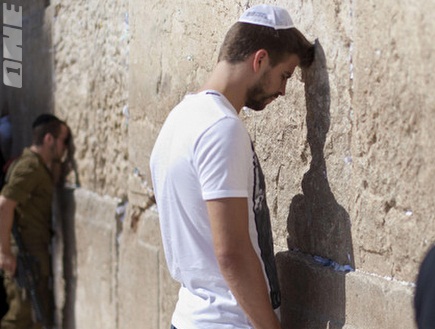פיקה מתפלל בכותל בביקורו בישראל (As.com) (צילום: מערכת ONE)