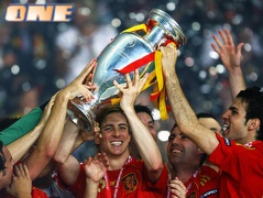 שחקני ספרד עם גביע אירופה ב-2008 (GettyImages) (צילום: מערכת ONE)