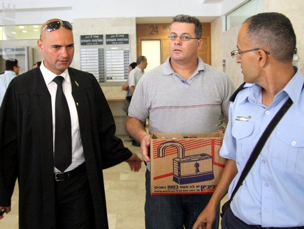 נציג המשטרה, החוקר ועורך הדין, אילן אזולאי (יניב גונן) (צילום: מערכת ONE)