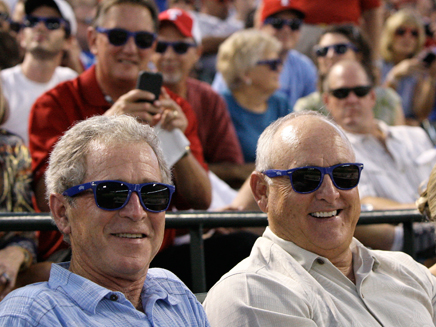 ג'ורג' בוש ונשיא קבוצת הבייסבול שוברים שיא גינס (צילום: AP)