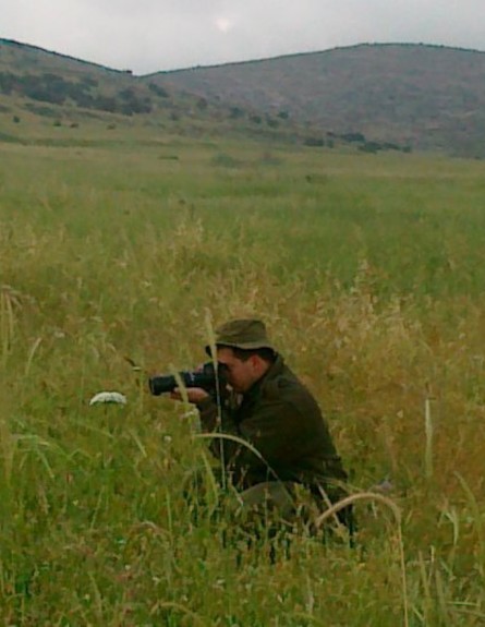 חייל מילואים עם משקפת בשדה (צילום: מיכאל גרשקוביץ)
