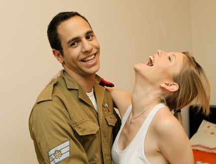 בחורה וחבר שלה חייל מחובקים צוחקים (צילום: עודד קרני, פז"ם)