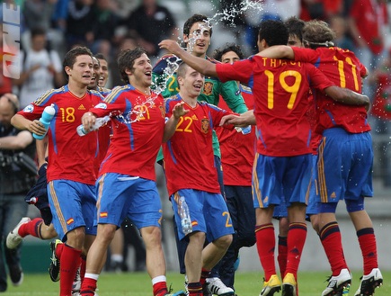 שחקני נבחרת ספרד חוגגים בדרך לגמר (GettyImages) (צילום: מערכת ONE)