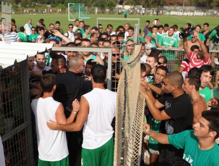 אוהדי מכבי חיפה פורצים לדשא ולא מאפשרים לשחקנים לצאת (עמית מצפה) (צילום: מערכת ONE)