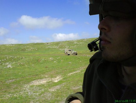 חייל מילואים רקע שדות ירוקים (צילום: מיכאל גרשקוביץ)