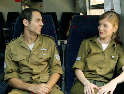 זוג חיילים מסתכלים אחד על השני ברכבת (צילום: עודד קרני, מדור צבא וביטחון)
