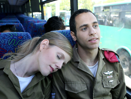 זוג חיילים באוטובוס חיילת ישנה (צילום: עודד קרני, מדור צבא וביטחון)