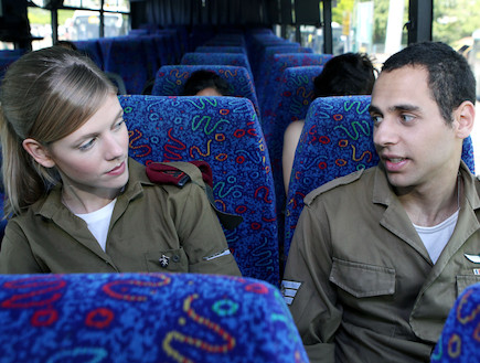 זוג חיילים מדברים באוטובוס (צילום: עודד קרני, מדור צבא וביטחון)