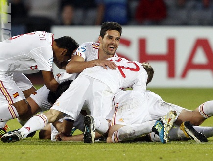 שחקני נבחרת ספרד חוגגים זכיה ביורו עד 21. ומה יהיה ב-2013? (רויטרס (צילום: מערכת ONE)