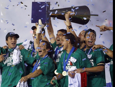 מקסיקו מניפה את גביע הזהב (רויטרס) (צילום: מערכת ONE)