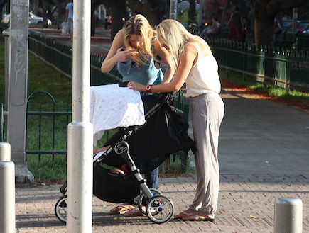 יעל ורוני דואני מטיילות עם התינוק החדש (צילום: ראובן שניידר)