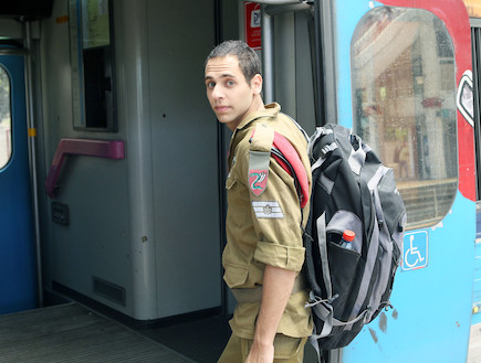 חייל עולה לרכבת (צילום: עודד קרני, מדור צבא וביטחון)