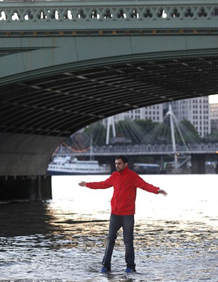 הקוסם סטיבן פריין הולך על המים על נהר התמזה (צילום: dailymail.co.uk)