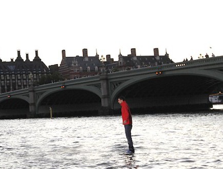 הקוסם סטיבן פריין הולך על המים על נהר התמזה (צילום: dailymail.co.uk)