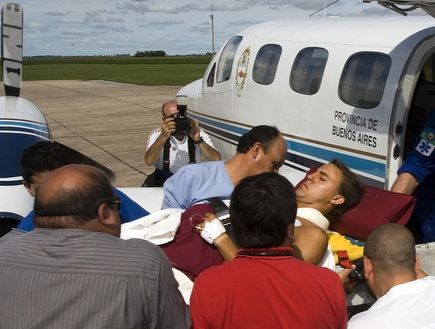 דייגו בואנאנוטה מובל לבית החולים לאחר התאונה הקטלנית (רויטרס) (צילום: מערכת ONE)