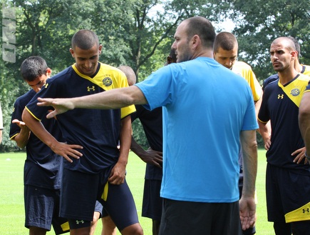 איווניר עם דאבור ושאר השחקנים במחנה האימונים (צילום: מערכת ONE)