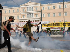 מפגינים מחוץ לפרלמנט באתונה. ארכיון (צילום: רויטרס)
