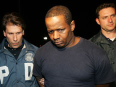 אחד הנאשמים ברגע המעצר (צילום: AP)