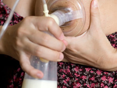אישה שואבת חלב אם במשאבה ידנית (צילום: Joakim Leroy, Istock)