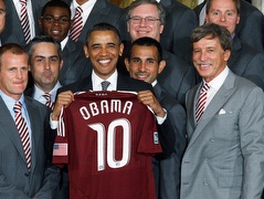 ברק אובמה עם שחקני קולורדו והחולצה (GettyImages) (צילום: מערכת ONE)