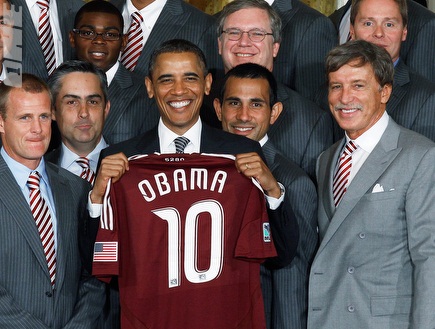 ברק אובמה עם שחקני קולורדו והחולצה (GettyImages) (צילום: מערכת ONE)