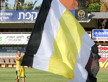 אוהדי של נתניה עם דגל ענק (משה חרמון) (צילום: מערכת ONE)