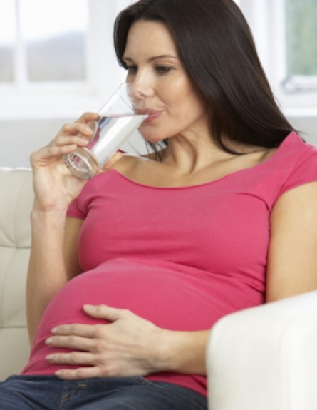 אישה בהריון שותה מים 6 -הריון בריא (צילום: Mark Bowden, Istock)