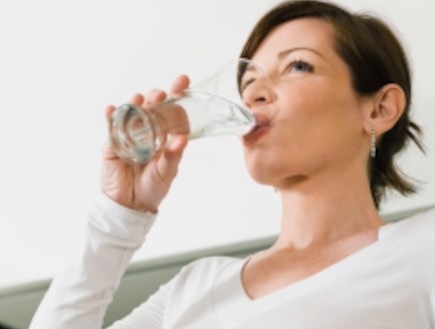 אישה בהריון שותה מים 1 -הריון בריא (צילום: diego_cervo, Istock)