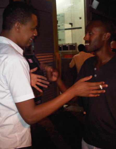 אתיופים צעירים מבלים במועדון (צילום: יאיר נתיב)