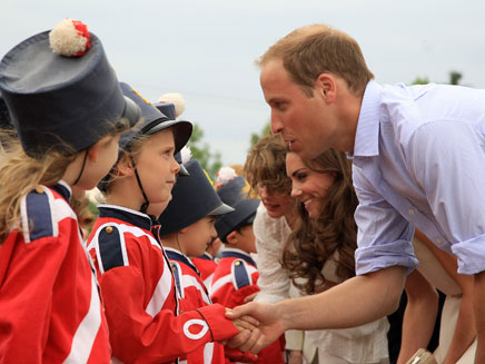 וויליאם וקייט עם ילדי "המשמר המלכותי" (צילום: רויטרס)