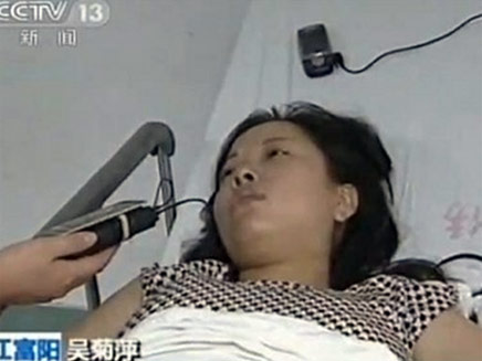 האישה שהצילה את התינוקת, מאושפזת בבית החולים (צילום: הטלוויזיה הסינית)