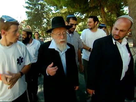 תומכי הרבנים ואנשי ימין מול ביהמ"ש העליון (צילום: חדשות 2)