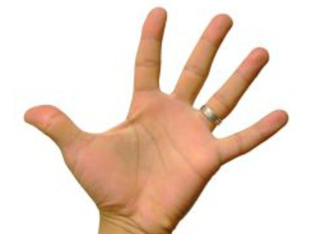 כף יד עם טבעת על האצבע (צילום: אור גץ)