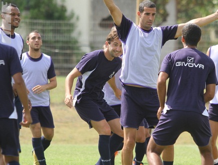 יגאל אנטבי, יניב לוזון ושאר השחקנים (מור שאולי) (צילום: מערכת ONE)