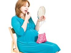 אישה בהריון מתאפרת (צילום: Nikolay Suslov, Istock)