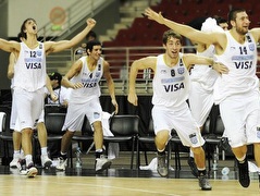 ארגנטינה חוגגת ניצחון על ברזיל (FIBA Europe) (צילום: מערכת ONE)