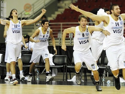 ארגנטינה חוגגת ניצחון על ברזיל (FIBA Europe) (צילום: מערכת ONE)