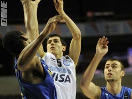 מסארלי עולה לשלשת ניצחון מטורפת מול ברזיל (FIBA Europe) (צילום: מערכת ONE)