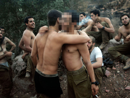 חיילים מתחבקים - פנים מטושטשות (צילום: Chris Hondros, GettyImages IL)