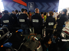 שוטרים צרפתים בנמל התעופה שארל דה גול, ה (צילום: reuters)