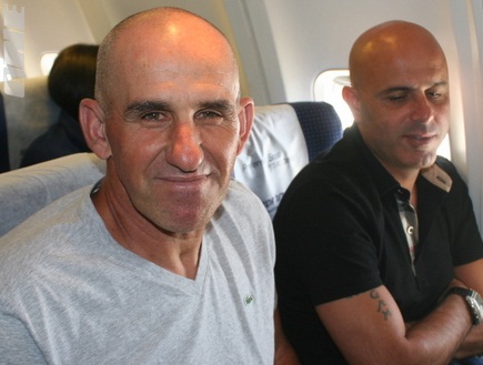 יוסי אבוקסיס ויעקב אסייג במהלך הטיסה (דנה בהט) (צילום: מערכת ONE)