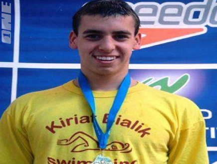 תום קרמר עם המדליה (איגוד השחיה) (צילום: מערכת ONE)