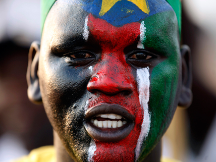 צעיר סודני במהלך חגיגות העצמאות של דרום סודן (צילום: חדשות 2)