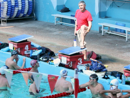 המאמן ליאוניד קאופמן מתדרך את שחייני הנבחרת (יניב גונן) (צילום: מערכת ONE)