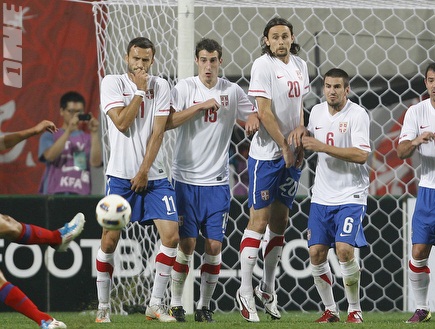 שחקני נבחרת סרביה מפקירים את שאראנוב מול דרום קוריאה (רויטרס) (צילום: מערכת ONE)