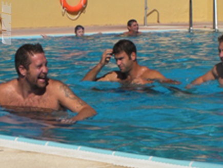 דקל בבריכה עם החברים (האתר הרשמי של קרדיף) (צילום: מערכת ONE)