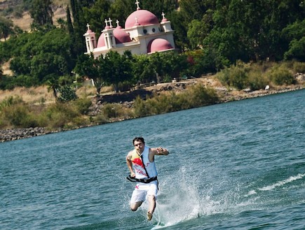 מאסייק קוזרסקי הולך על המים 2 (צילום: יורג מיטר, פּרדרג ווקוביץ' וסטפן סטאו )