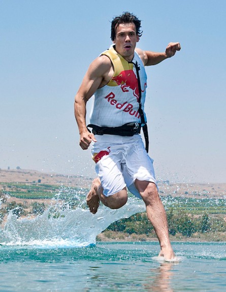 מאסייק קוזרסקי הולך על המים 3 (צילום: יורג מיטר, פּרדרג ווקוביץ' וסטפן סטאו )